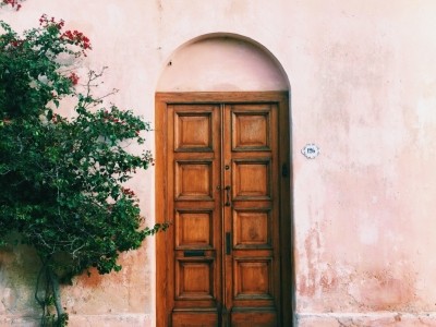 Comment poser une porte d’entrée en bois ?