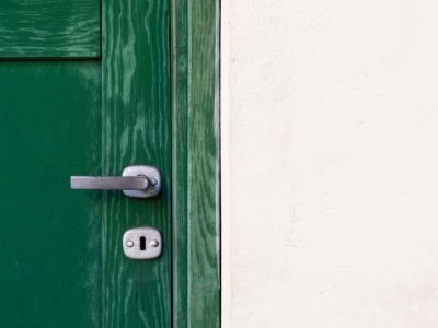 Comment poser en feuillure une porte d'entrée en pvc  ?