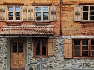 Volet en alu ou volet en bois : lequel choisir ?