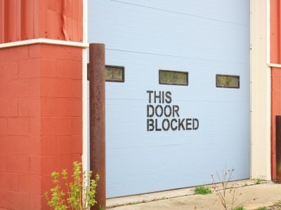 Comment débrayer une porte de garage électrique ?