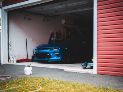 Comment fonctionne une porte de garage automatique ?