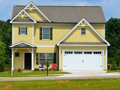 Comment retirer le film plastique sur sa porte de garage ?