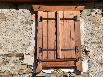 Comment cacher des gonds de volets ?