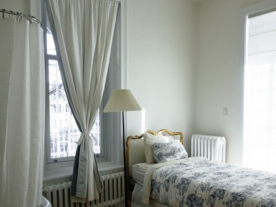 Comment habiller une fenêtre avec un coffre de volet roulant ?