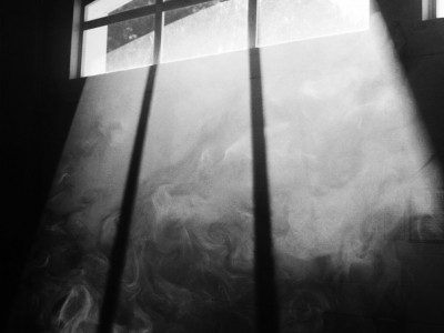 Comment habiller une petite fenêtre de sous-sol ?