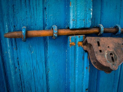 Comment fermer un portillon sans serrure ?