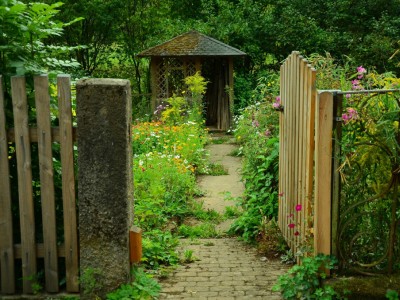 Comment fixer un portillon sur pilier ?