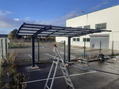 Comment fixer au sol un carport ?