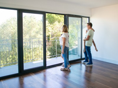 Tout savoir sur les différentes poses de fenêtre coulissante