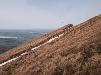 Quel portail pour un terrain en pente ?